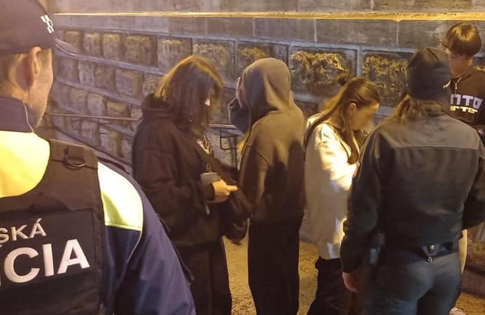 Foto: Policajti našli na uliciach Žiliny a v nočných zábavných podnikoch štyri opité mladistvé osoby