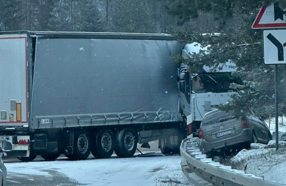 Foto: Skrížený kamión a vozidlo mimo cesty zostali po nehode na hlavnom ťahu z Oravy na Liptov