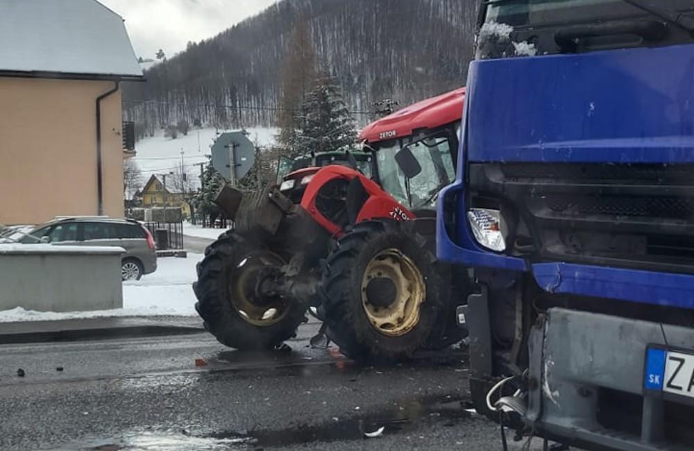 Foto: V obci Krivá na Orave sa zrazilo nákladné auto s traktorom, stroj ostal zdeformovaný
