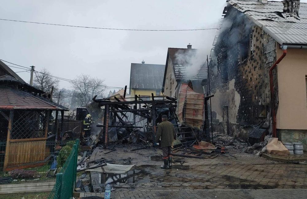 Foto: FOTO: Rozsiahly požiar v obci Skalité likvidovalo vyše 30 hasičov, jedna osoba skončila v nemocnici