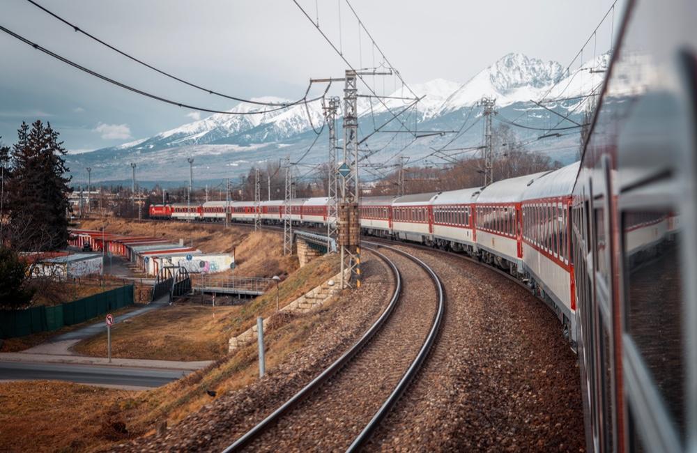 Foto: Dopravcovia žiadajú okamžitú opravu železničnej infraštruktúry, reagujú tak na vykoľajenie vlaku v Žiline
