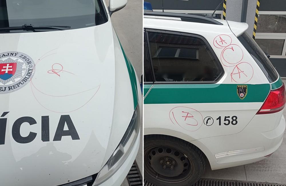 Foto: Žilinskí policajti chytili muža, ktorý im na zaparkované auto napísal A C A B