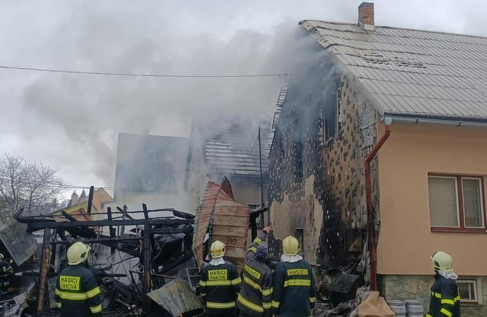 Foto: Ľudia vyzbierali vyše 8-tisíc eur pre rodinu z Kysúc, ktorej požiar zničil domov. Pomôcť môžete aj vy
