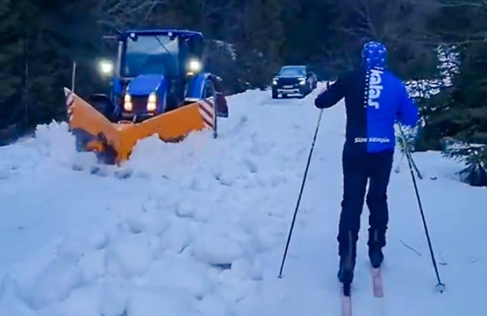 Foto: VIDEO: Na Oravskej ceste zasypanej snehom sa bežkár stretol so snežným pluhom
