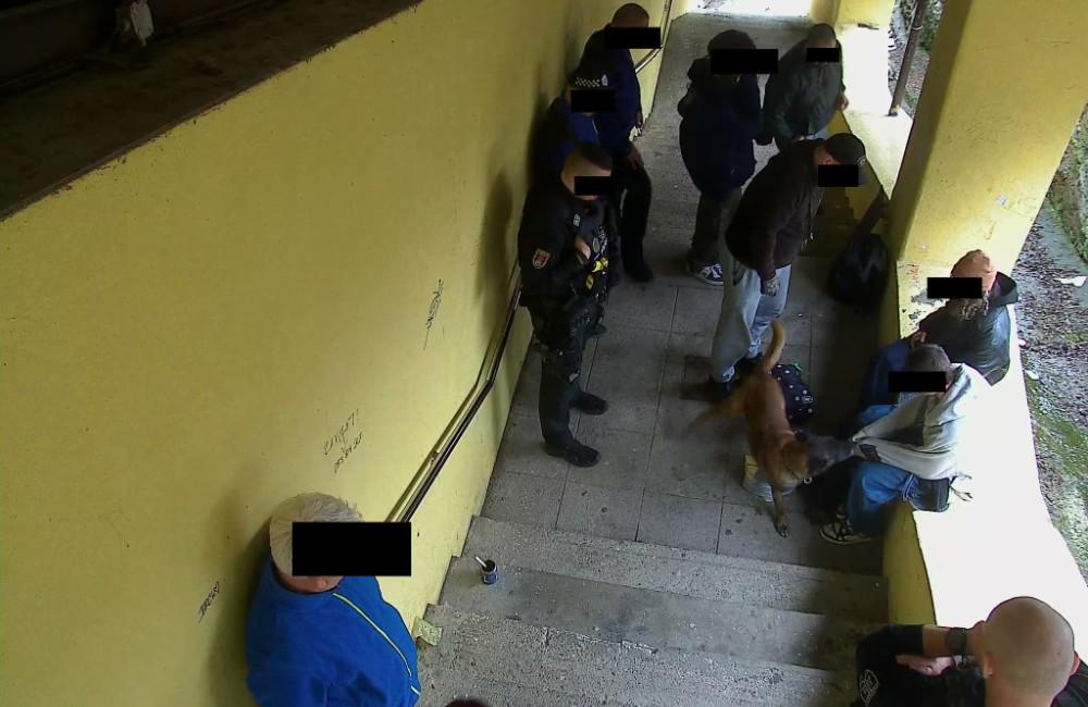 Foto: Mladí ľudia sa správali podozrivo pod kamerami, ružomberská polícia pri nich našla zelenú sušinu