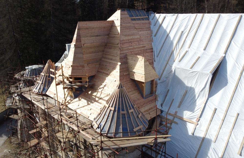 FOTO + VIDEO: Rekonštrukcia zámku v Kunerade po zime opäť napreduje, na streche stojí už aj prvý komín