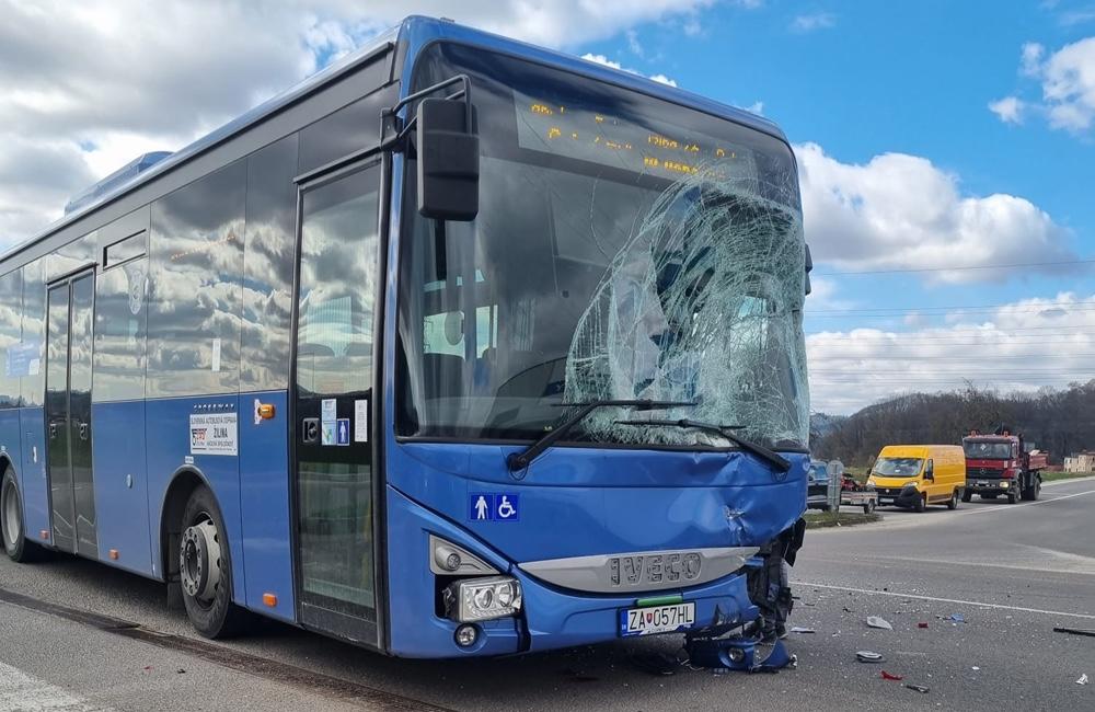 Na križovatke vo Varíne zasahujú hasiči, autobus sa zrazil s osobným vozidlom