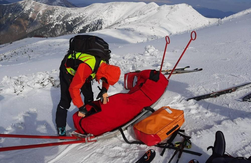 Skialpinista si pri páde v Malej Fatre vážne poranil hlavu, aj napriek úrazu vyrazil záchranárom naproti