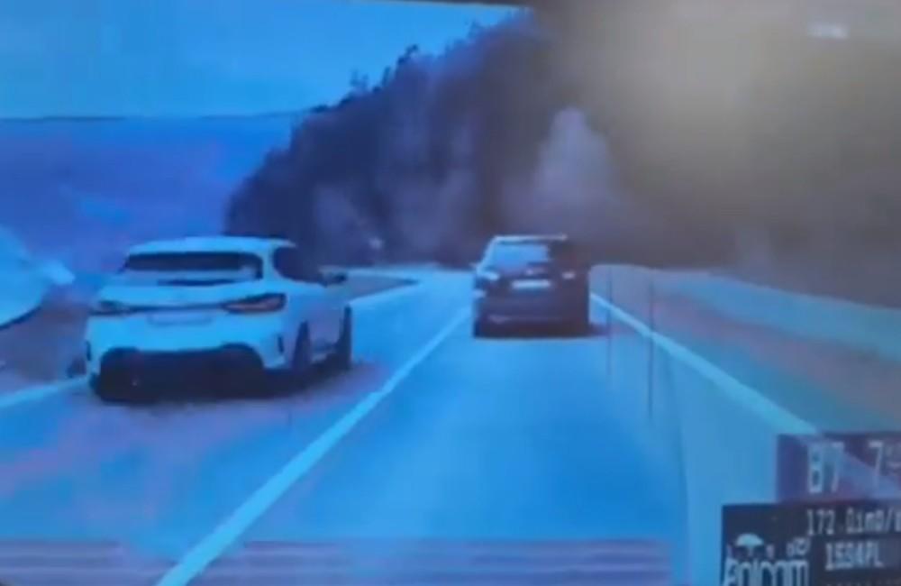 VIDEO: Vodič z Oravy vo vysokej rýchlosti predbiehal cez plnú čiaru v nehodovom úseku neoznačených policajtov