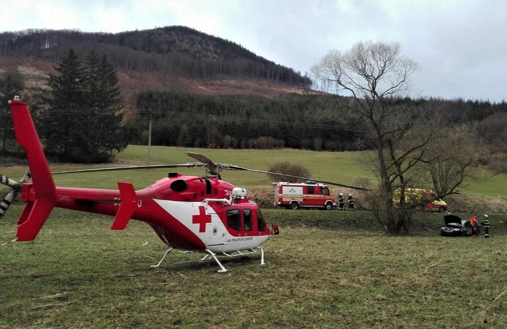 Pri dopravnej nehode vo Fačkove zasahovali leteckí záchranári, vodiča odviezli s úrazom hlavy do nemocnice