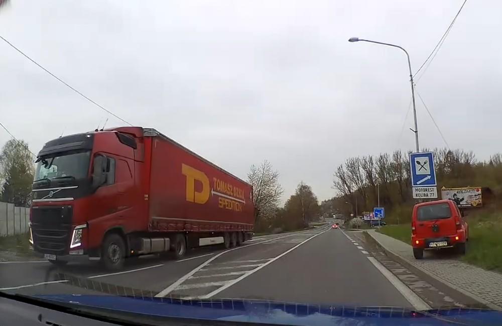 VIDEO: Auto bez vodiča jazdilo po hlavnom ťahu vo Vrútkach, zastavila ho až dopravná značka