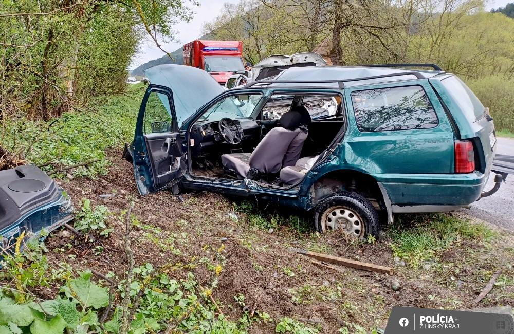 FOTO: Po nehode na ceste do Terchovej boli dve osoby so zraneniami prevezené do nemocnice