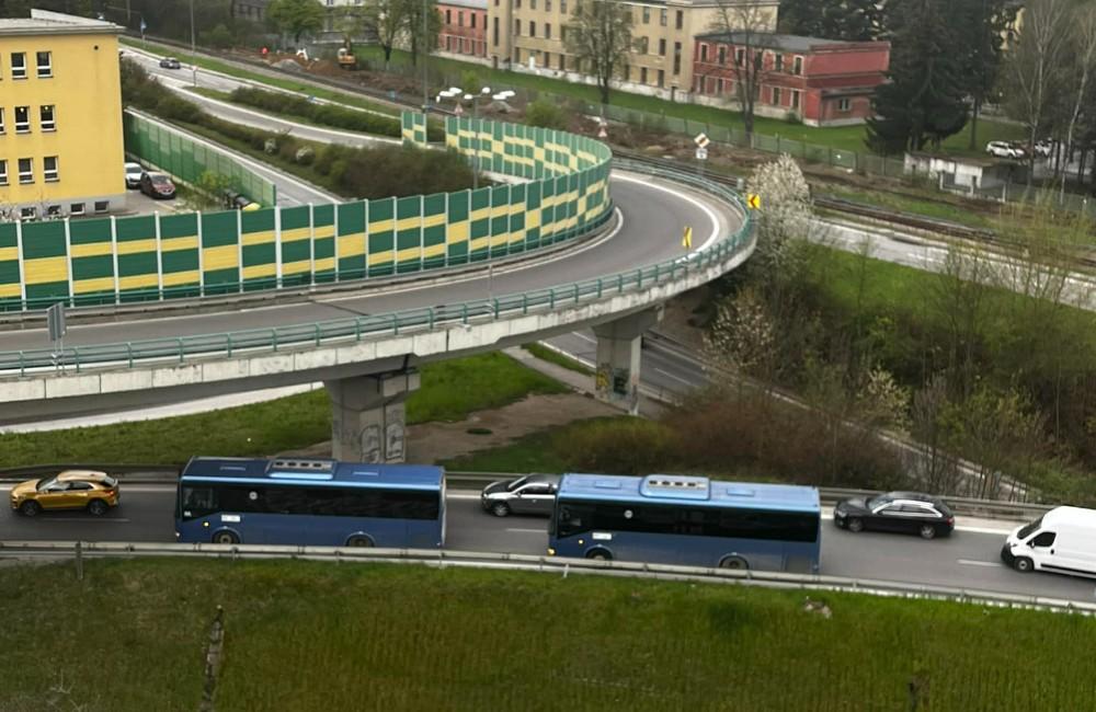 V zákrute na Mostnej ulici v Žiline stojí v ľavom pruhu autobus, na ceste sa tvoria menšie kolóny