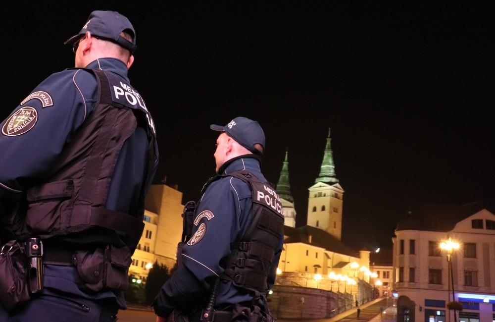 Žilinská mestská polícia v piatok zabránila vytopeniu bytov, chytila sprejera aj mladých pod vplyvom alkoholu