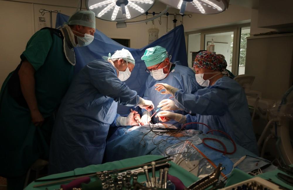Foto: V žilinskej nemocnici zrealizovali náročný zákrok, mladíka z Oravy zachránil pred rizikom ochrnutia