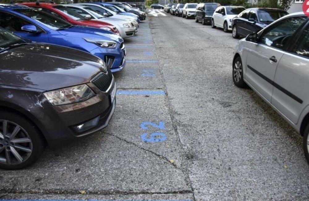 Spoplatnené parkovanie zaviedli už aj v Kysuckom Novom Meste, jedno auto na byt môže parkovať zadarmo