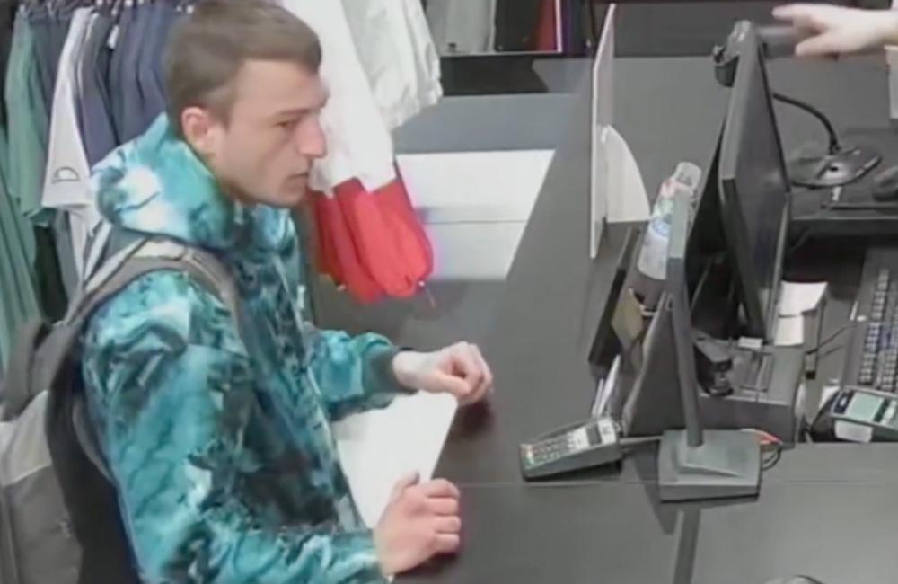 VIDEO: Polícia hľadá muža, ktorý v nákupnom centre v Žiline zaplatil cudzou platobnou kartou