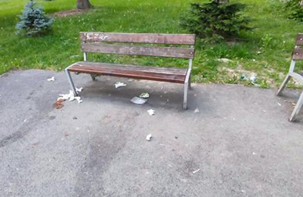 Pri lavičkách na Hlinách leží odpad, zvratky aj výkaly bezdomovcov, občania môžu žiadať ich demontáž
