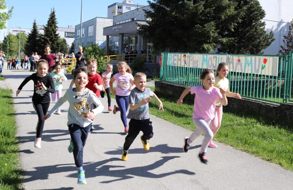 FOTO: Žiaci zo Soliniek za hlasnej podpory rodičov bežali na podporu svojho zdravia a zdravia ich blízkych