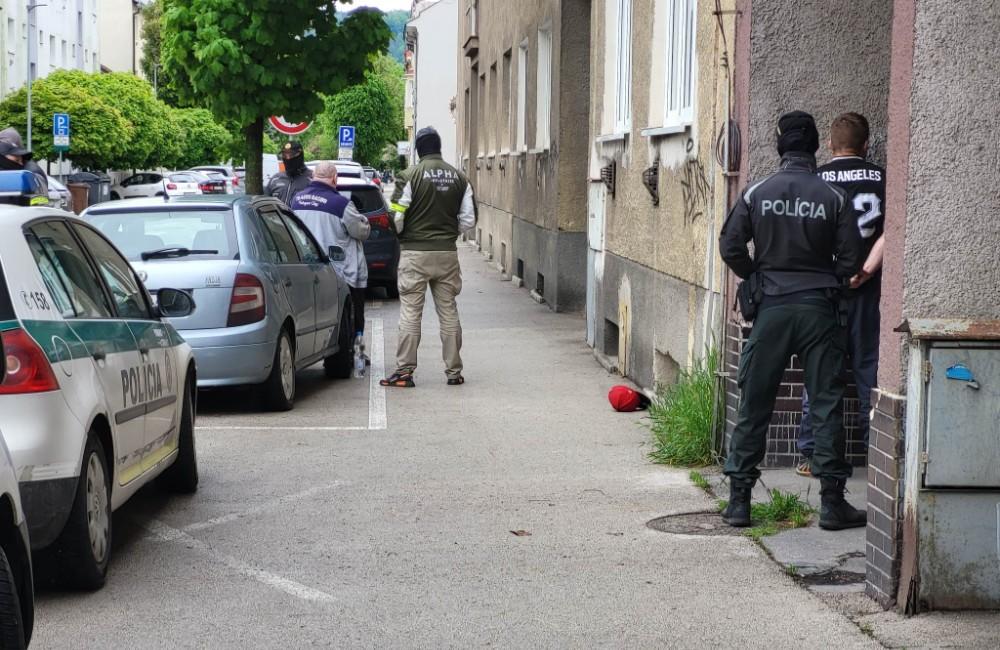 Na Hollého ulici prebieha protidrogová razia, kukláči zadržali dve osoby