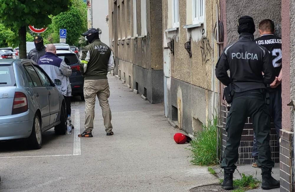Foto: Kriminalisti počas razie v centre Žiliny prehľadali dvoch mužov a vozidlo, našli bielu kryštalickú látku