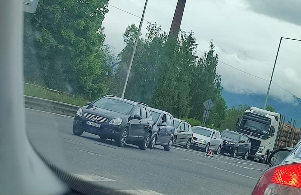 Foto: Na križovatke v Martine došlo k dopravnej nehode dvoch vozidiel, unikli z nich prevádzkové kvapaliny