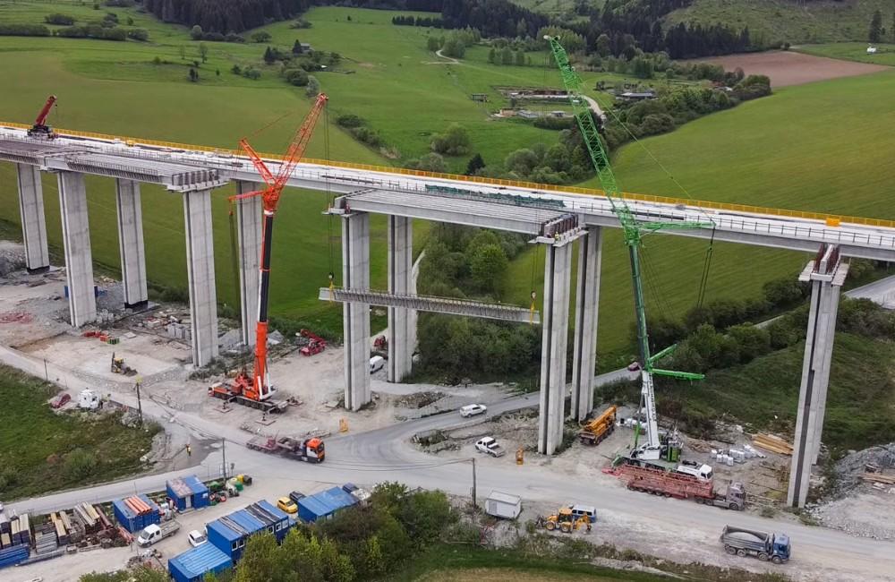 Foto: VIDEO: Výstavba úseku diaľnice D1 Lietavská Lúčka - Višňové napreduje, pokladajú mostné nosníky