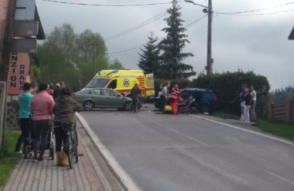 Foto: V Oravskej obci sa čelne zrazili dve autá, zranenú posádku odváža sanitka