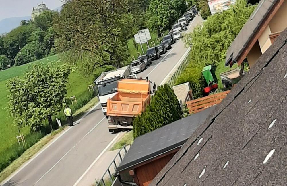 Foto: V Bytčici zišlo nákladné vozidlo do jarku, kvôli čiastočne blokovanej ceste sa tvoria kolóny