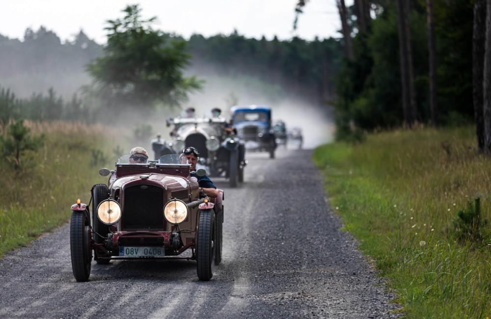 Foto: FOTO: Na Donovaly mieria preteky veteránov, v obci zaparkuje 76 vozidiel ako Jaguar E-type či Tatra 87