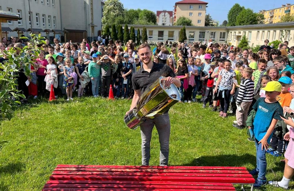 Hokejista Miloš Roman navštívil rodné Kysucké Nové Mesto aj s pohárom majstra českej hokejovej extraligy