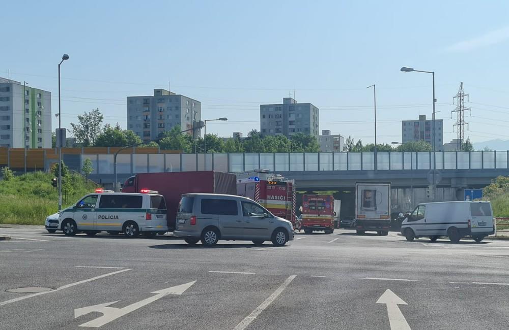 Na Rajeckej ceste v Žiline sa zrazili dve vozidlá, v okolí križovatky sa tvoria menšie kolóny