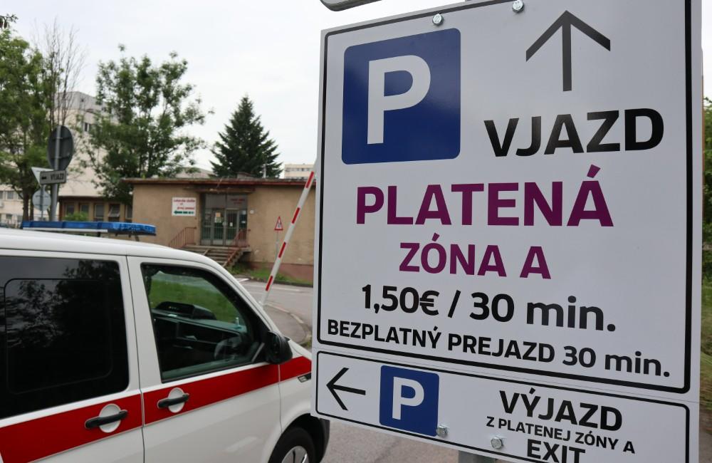 PREHĽAD: Žilinská nemocnica neúnosnú situáciu s parkovaním rieši zavedením platených zón