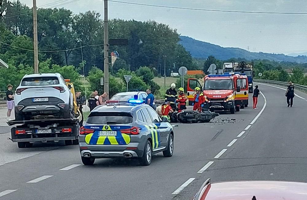 V Turanoch sa zrazilo osobné auto s motorkou. Kvôli zraneniu zasahujú pri vážnej nehode aj záchranári
