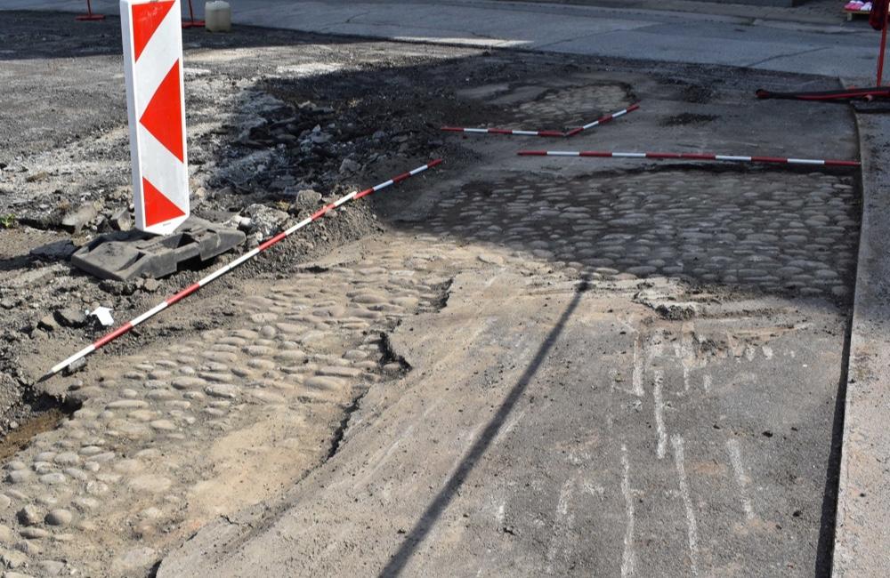 Pod vrstvou asfaltu na trhovisku v Žiline objavili pôvodnú dlažbu z 19. storočia. Plánujú ju zachovať?