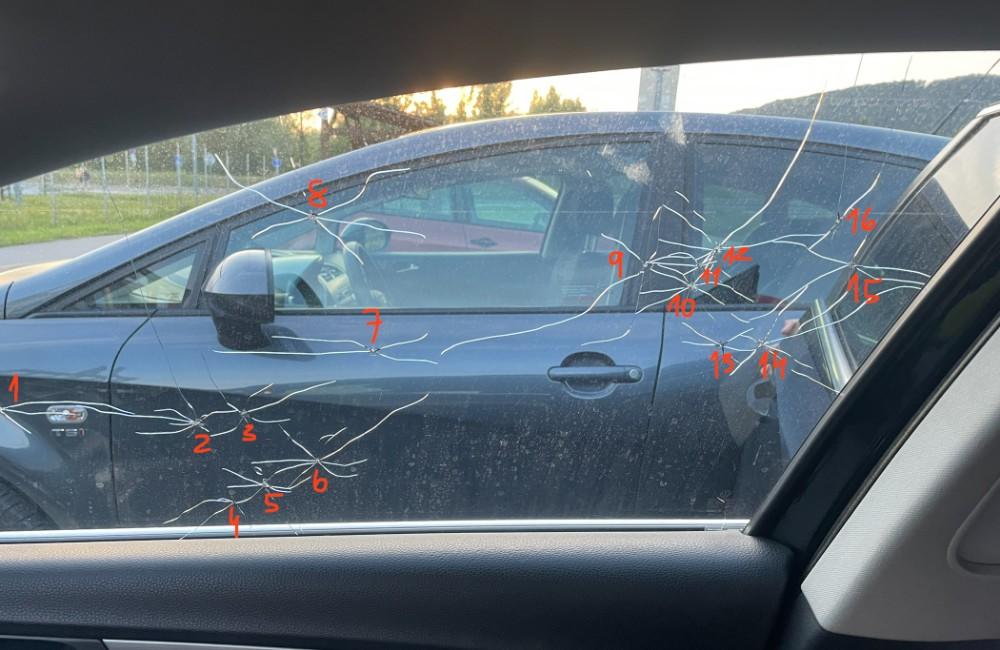 VIDEO: V Mojši sa niekto pokúsil dostať do stojaceho auta, okno vydržalo 16 úderov