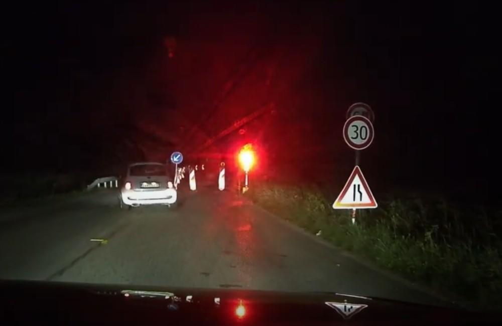 VIDEO: V noci predbiehal autá pri Terchovej, nezastavila ho ani červená na dočasnom semafore