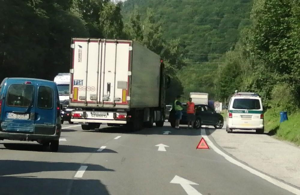 Cestu pod Strečnom blokuje odstavené vozidlo, zrazil sa tam aj kamión s osobným autom