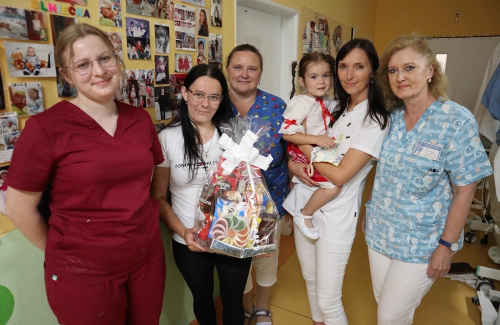 Malá Vanesska trávi každé narodeniny v nemocnici. Zdravotníci jej ďakujú za silu, ktorú im dodáva