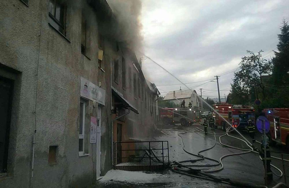 Požiar kultúrneho domu v Budatínskej Lehote sa podarilo uhasiť. Škoda presahuje milión eur