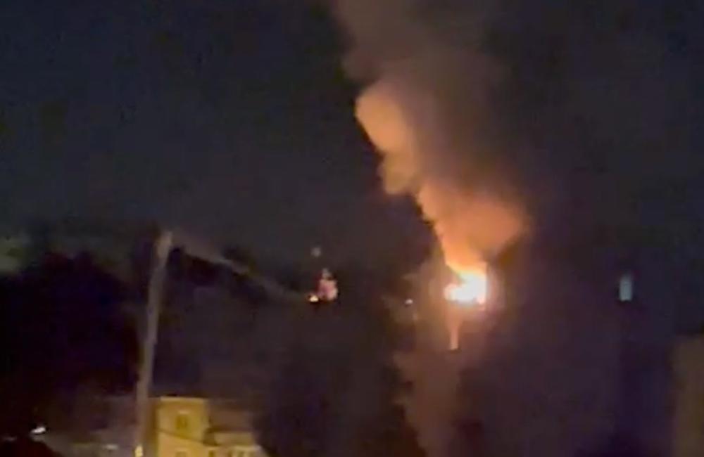 VIDEO:Počas štvrtkovej noci horel byt na Revolučnej ulici v Žiline, hasiči evakuovali 48 osôb