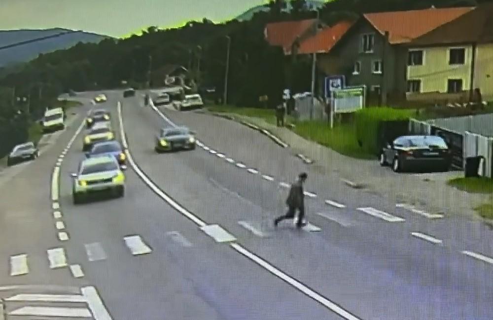 VIDEO: Netrpezlivý vodič na Kysuciach v protismere takmer zrazil chodca na priechode