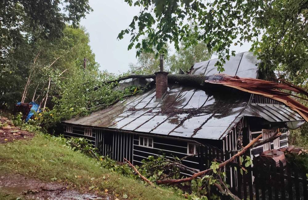 Veterná smršť na Kysuciach poškodila dom ženy v ťažkej životnej situácii. Ľudia ju chcú podporiť zbierkou