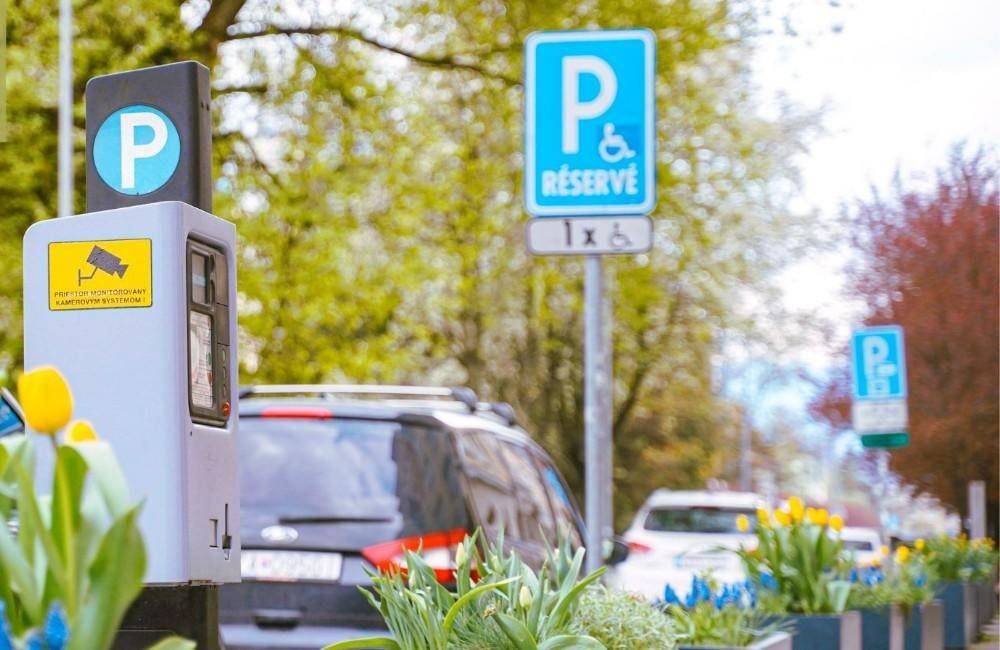 Obyvatelia Hlín majú od roku 2024 platiť za parkovanie. Ktoré sídliská budú ďalšie?