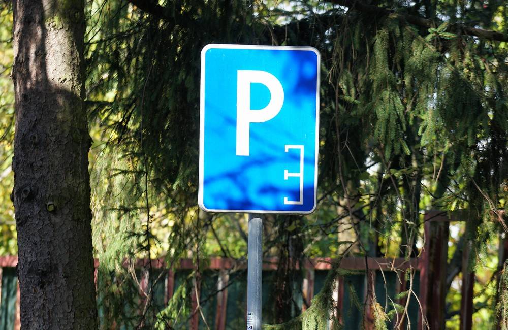 Od nedele platí aj v Žiline zákaz parkovania na chodníkoch. Aké zmeny pripravilo mesto?