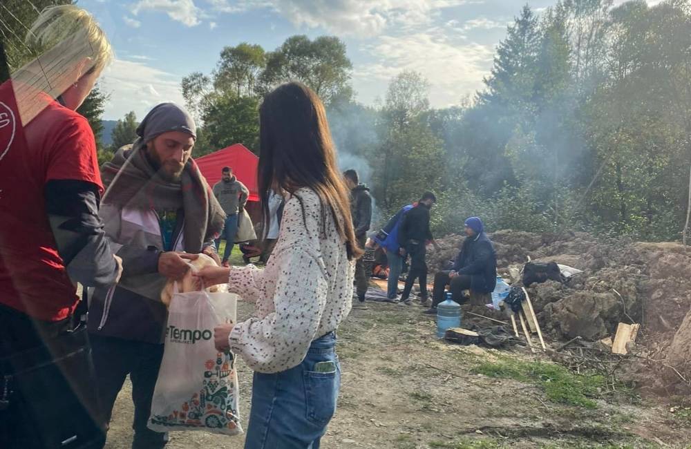 Dobrovoľníci pomáhajú migrantom na Kysuciach. V neľudských podmienkach sú tam aj matky s deťmi