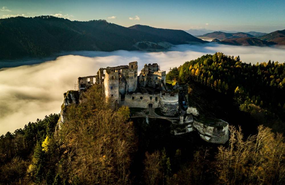 Ako vznikol názov hradu Lietava? Súvisí s lietaním, slovanskou bohyňou či ílovitou riekou?
