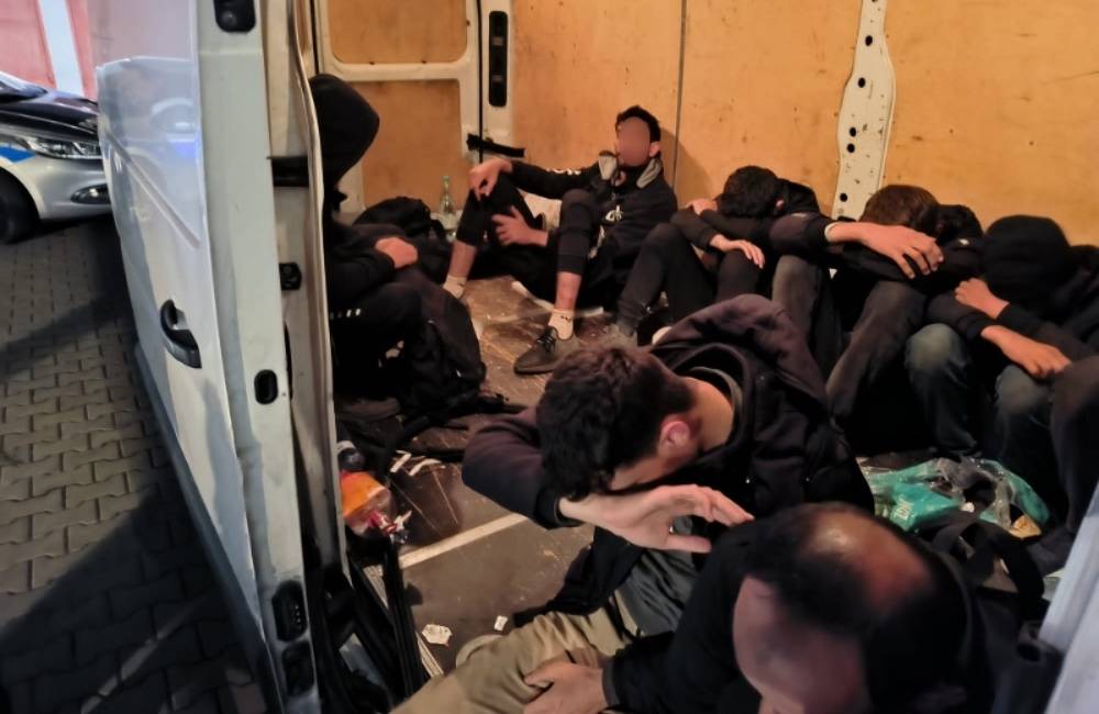 FOTO: Polícia zadržala poľského autobusára. Prevážal 24 nelegálnych migrantov, vydajú ich na Slovensko
