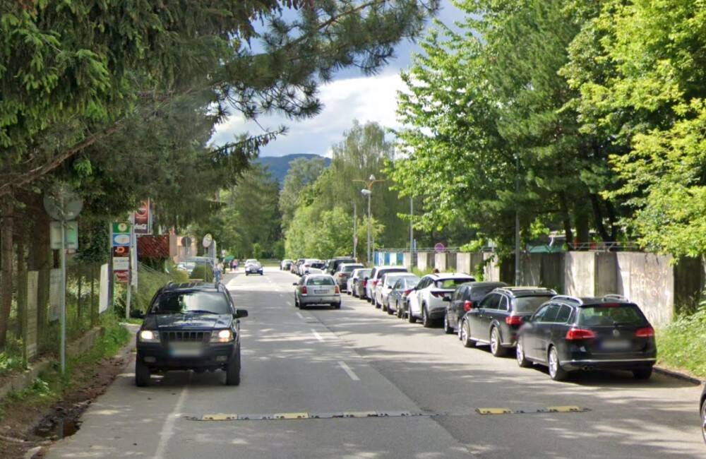 Za žilinskou plavárňou plánujú nahradiť parkovacie miesta chodníkom, novinkou bude cyklopruh