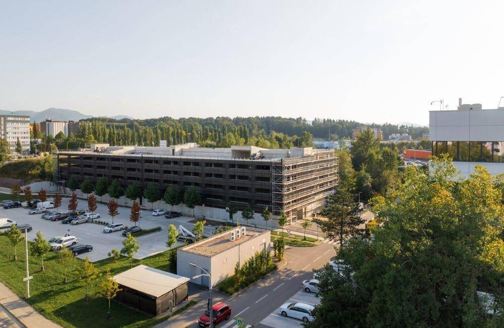 Nový parkovací dom na Vlčincoch zaznamenal 26-tisíc návštev, bezplatné parkovanie sa predlžuje